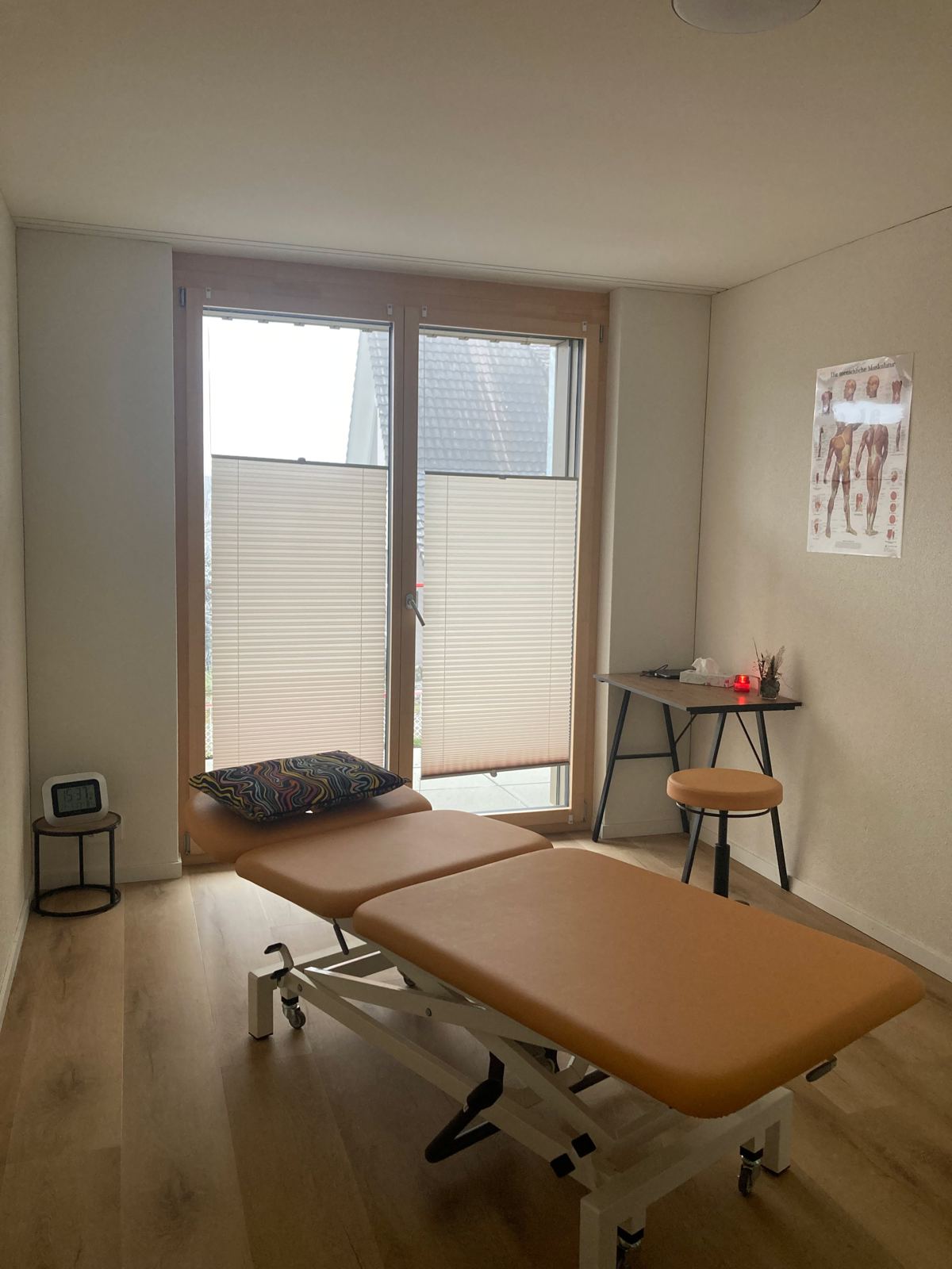 Behandlungsraum mit Therapieliege