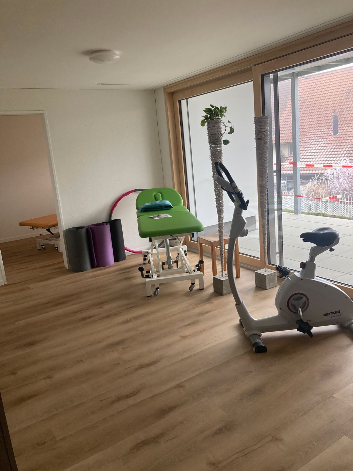 Heller Trainingsraum mit Geräten